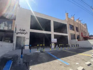 مجمع تجاري للايجار في السلط على شارع رئيسي / شارع الشجرة