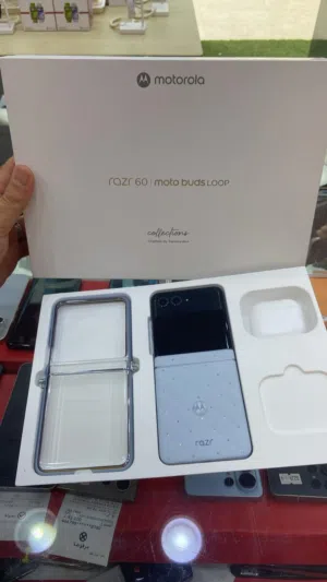 هاتف Motorola Razr 60 مستعمل معه جميع اغراضه بسعر ممتاز