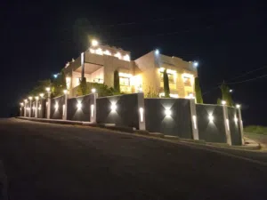 فيلا سكنيه فاخره جديده لم تسكن في اجمل احياء طريق المطار( سكن ب أحكام خاصه) على 3 شوارع