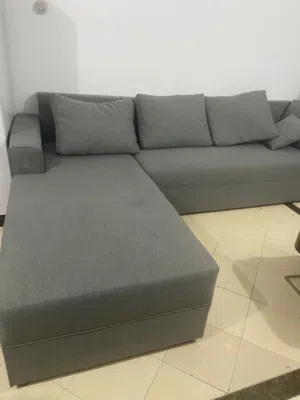 كنبة قطعتين وسفرة خشب