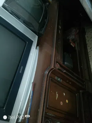 زوز تلفزيون واحد يشتغل واحد قطع غيار وطاوله ميترو و90سم مع بعض