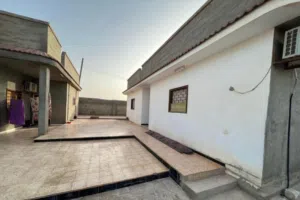 عقار للبيع بمساحة ارض1300متر مقام عليها 2منازل مسقوف كل منزل200متر وصالة استقبال خارجيه بمسقوف100متر