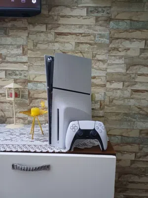 Ps5     بلايستيشن 5 سليم ديجيتال 1 تيرا مع ايد اصليه وقاعدة شحن وكل وصلاتها وكرتونة الجهاز والايد