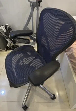 كرسي مريح جداً لساعات العمل الطويل (Herman miller)