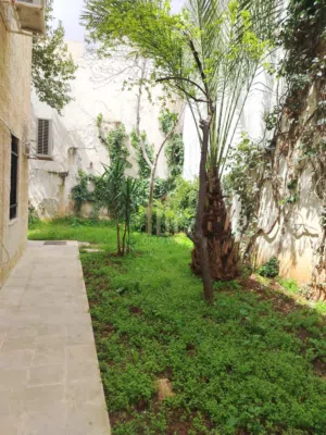 في عبدون خلف السفارة البريطانية شقة أرضية 240م بسعر مميز / ref 1185