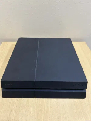 للبيع سوني 4 PS4 Fat مع ملحقاتها + يدة تحكم .