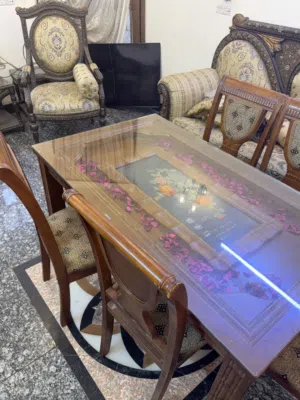 للبيع ميز خشب أصلي مع 6 كراسي