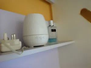 هواء معطر يزيل الرائحه الكريهه من الغرفه ويجعلها بريحه نظيفه وجميلة بالخيال