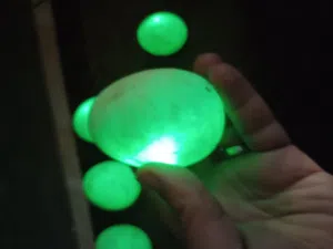 احجار فسفور مضيئة