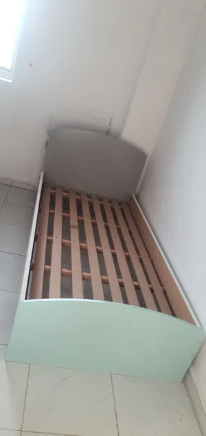 bed and dresser in sharjah تخت وحامله ادراج الشارقه