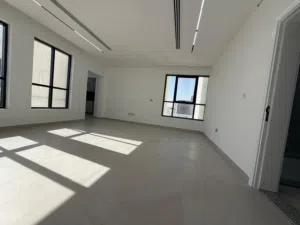 متاح غرفه وصاله اول ساكن مساحه كبيره تهويه ممتازه مطبخ نظامي حمام منفصل للايجار بمدينه الرياض