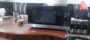 فرن ميكرويف جنرال إلكتريك أمريكي ممتاز Clean microwave oven in excellent condition with warranty, 25