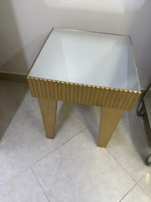 طاولة كبيرة مع 4 طاولات صغيرة