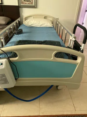 سرير طبي و كرسي متحرك