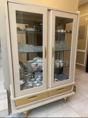 خزانة مضاءة و كوميدين للعرض مضاء