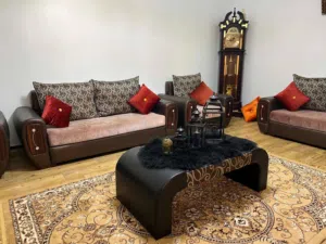 صالون تركي يحتوي علي 2 كنبات و 2 كراسي وطاولة وساعه