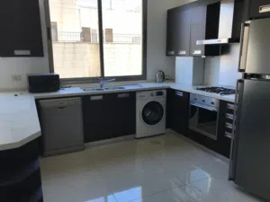 عبدون ـ شقه فارغه للايجار بأدوات كهربائيه كاملة موقع مميز