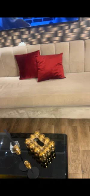 جلسة متكونه من تلاته كنبات وستار
