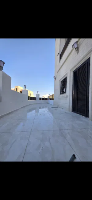 للبيع شقه بناء جديد لم تسكن ارضي معلق علي زاويه شارعيين سوبر ديلوكس