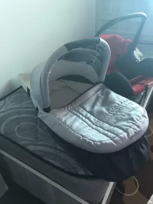 تخت لحمل البيبي