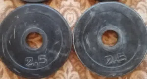متوفر معي قرصين وزن 2.5 كيلو فتحه كبيره يركب بار المبي وتمرين قبضه اليد وزن 350LBS