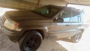جيب شيروكى 2000  Limited فيراني في حالة جيدة مع مميزات متقدمة ومرخصة
