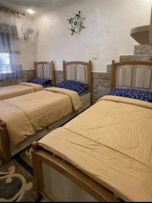 3 أسره شبه جديده ملوكيه ثلاث مع جرار داخلي لكل سرير