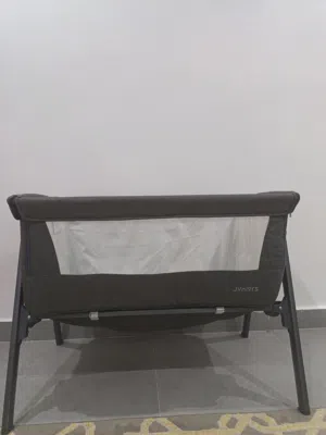 سرير اطفال نظيف
