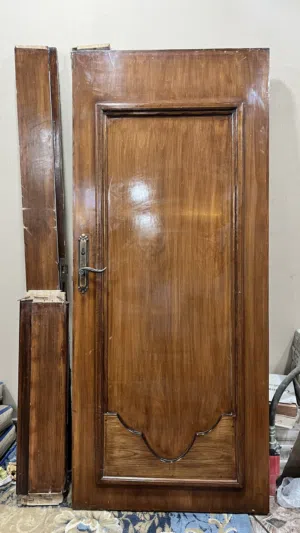 باب داخلني بلون البني