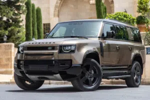 Land Rover Defender 130 2024  Black Package   السيارة كفالة الشركة و قطعت مسافة 29,000 كم فقط