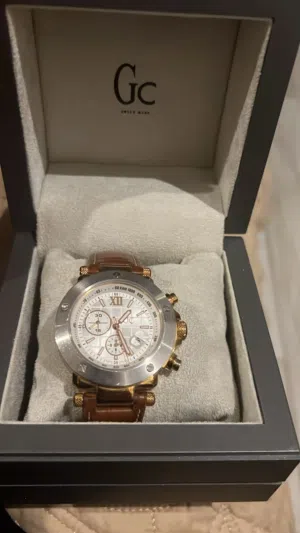 ساعة رجالي GC سويسري أصلي من مجموعة (Guess Collection ) الفاخرة ، عقارب ، لون ذهبي ،كستك جلد بني .
