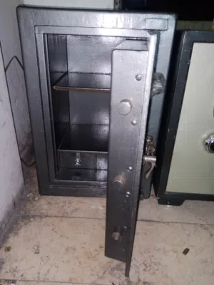 المصري للقاصات المستعمله بحاله الوكاله خزنه بريطاني وزن ثقيل جميع الخزنات و القاصات لدينا