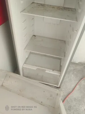 بيع ثلاجه متوسطه بس ضايعه باب