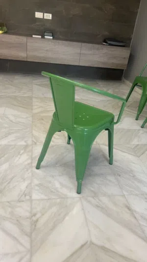 للبيع: 5 كراسي معدنية بتصميم عصري