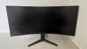 شاشة قيمنق koorui نظيفه للبيع