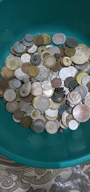 عملات معدنيه عالميه متنوعه بالحبه ويوجد اخر بالكيلو