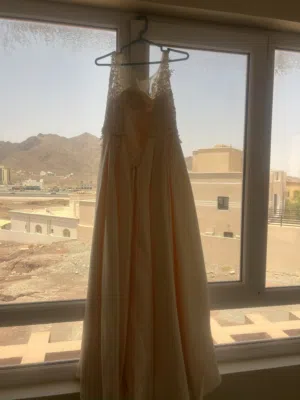 فستان سهره للبيع مستعمل نظيف. مستعمل مرتين فقط.