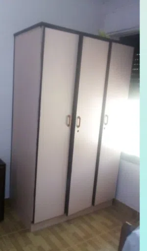 خزانة ملابس مستعملة للبيع