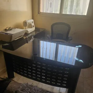 مكتب زجاج أسود