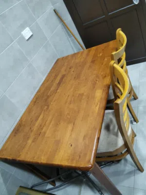 طاولة طعام نضيفة