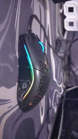 للبيع ماوس Glorious Model O- خفيف وسريع للجيمينغ، حالة ممتازة.