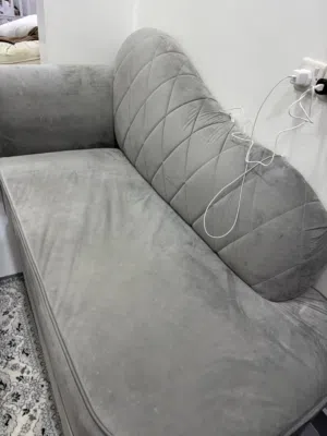 كنبة رصاصية ممتازة ومريحة