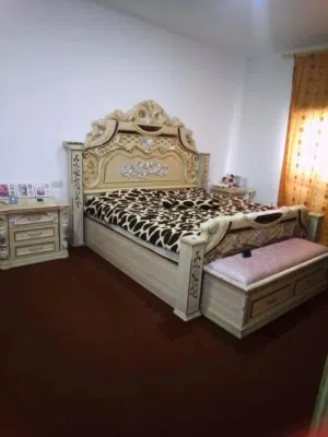 فه نوم خشب دمياطي مع إضاءه وملحق وكومدينات وتواليت وتخت وخزانة وبفه