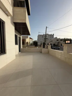 شقة للبيع طابق ارضي مع ترس وكراج سوبر ديلوكس في أجمل مناطق منطقة البنيات / قرب من مديرية الأمن العام