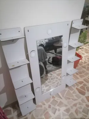 مرايه مكياج مضيئه مع رفوف