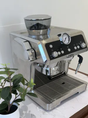 مكينة قهوة ديلونجي سبشليست مع كامل مسلتزمتها وبكرتونها