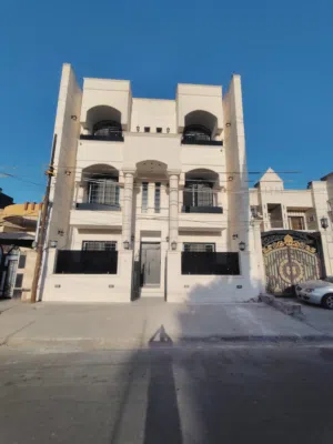 4 Floors . 1200 m2 . Agent4