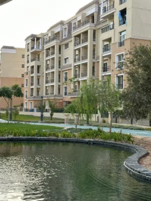شقه للبيع ف كمبوند علي بعد 15 دقيقه من مطار القاهره وخمس دقائق لمدينتي علي طريق السويس مباشره sarai