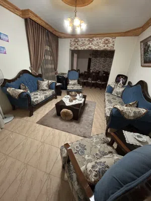 طقم كنب + سفرة للبيع بحالة ممتازة