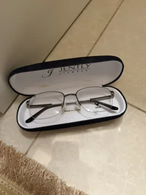 ايطار نظارات من دون عدسة